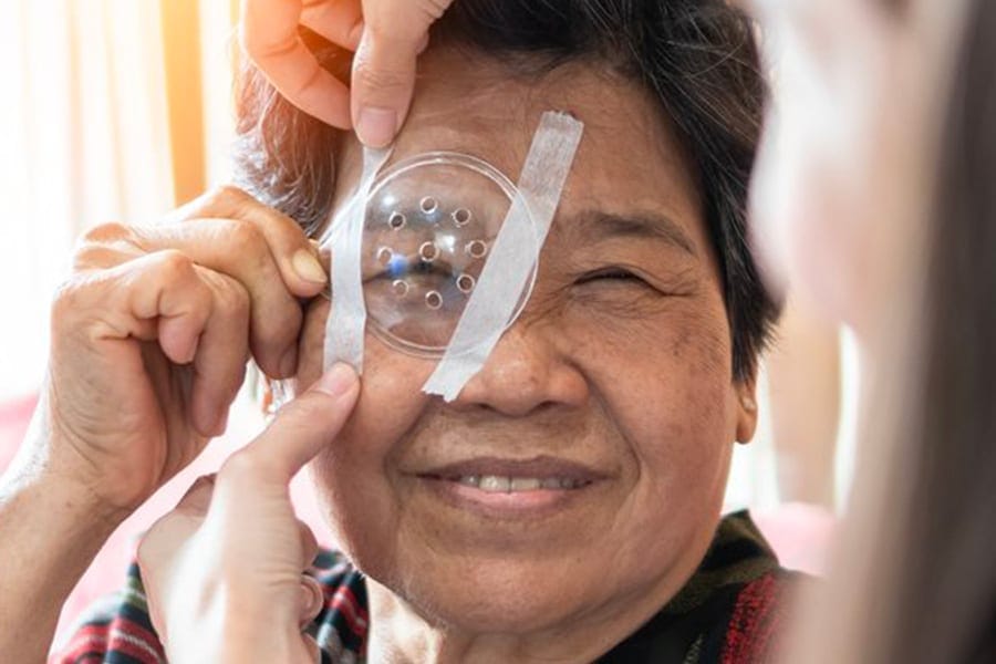 operation de la cataracte deroulement chirurgien ophtalmologue specialiste cataracte centre ophtalmologiste ophtalmologie paris est