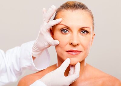 Pourquoi faut-il contracter les muscles du visage après des injections de Botox ?
