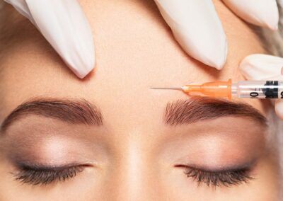 Ride du lion : faut-il choisir le Botox ou l’acide hyaluronique ?