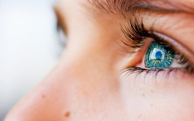 Les yeux larmoyants : quelles sont les causes ?